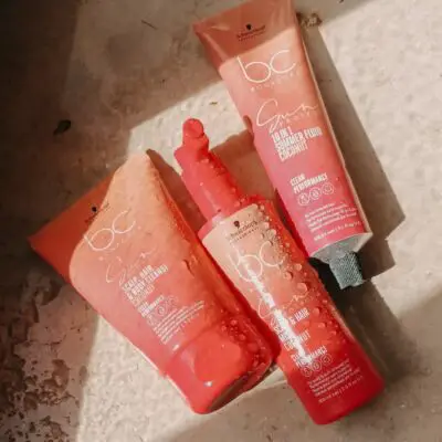 Vor dem Sommer ist nach dem Sommer
Die Bonacure Sun Protect Serie ist der ultimative Begleiter für sonnige Tage. Sie schützt dein Haar nicht nur, sondern pflegt es auch tiefenwirksam.Warum du sie lieben wirst:
• 360° Schutz: Speziell entwickelte Formeln mit UV-Filtern schützen das Haar vor Schäden durch Sonne, Chlor und Salzwasser.
• Intensive Pflege: Kaltgepresstes Kokosnussöl spendet Feuchtigkeit und macht dein Haar geschmeidig und kämmbar.
• Natürliche Inhaltsstoffe: Die Produkte sind vegan und frei von Sulfaten, Silikonen und Parabenen.
• Glanz & Geschmeidigkeit: Verabschiede dich von strohigem Haar – die Serie sorgt für gesundes, glänzendes Haar, das sich toll anfühlt.
Hol dir den Sommer-Glow für dein Haar!
Auch ideal für warme Herbsttage, in der Therme oder Sauna.
schwarzkopf schwarzkopf sunprotect sonnenpflege